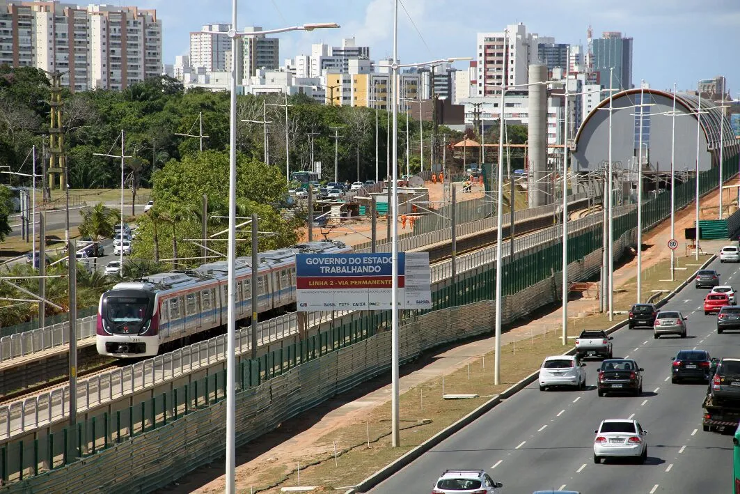 Teste do metrô na avenida Paralela