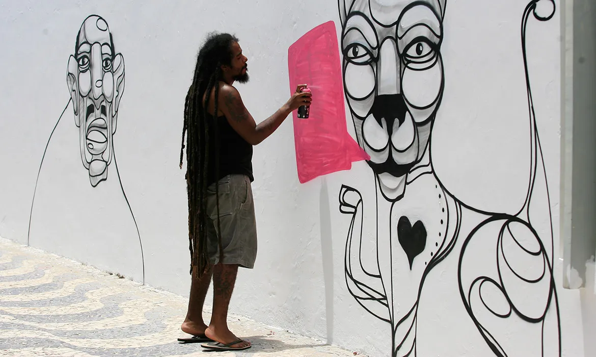 Artista faz pintura em instalação da Coelba, parceira do mutirão