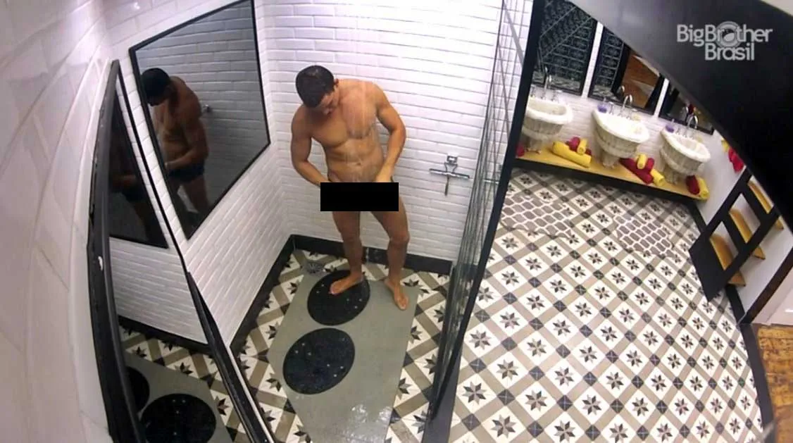 Manoel se descuidou e mostrou demais durante o banho