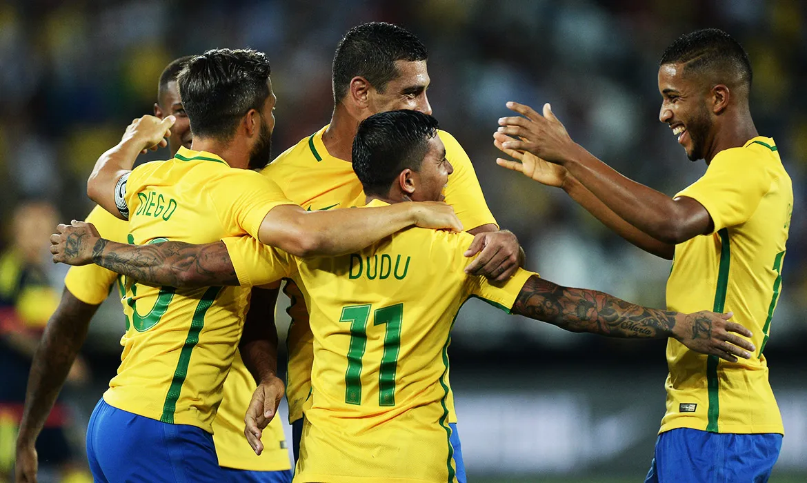 Autor do Gol, Dudu comemora com os companheiros