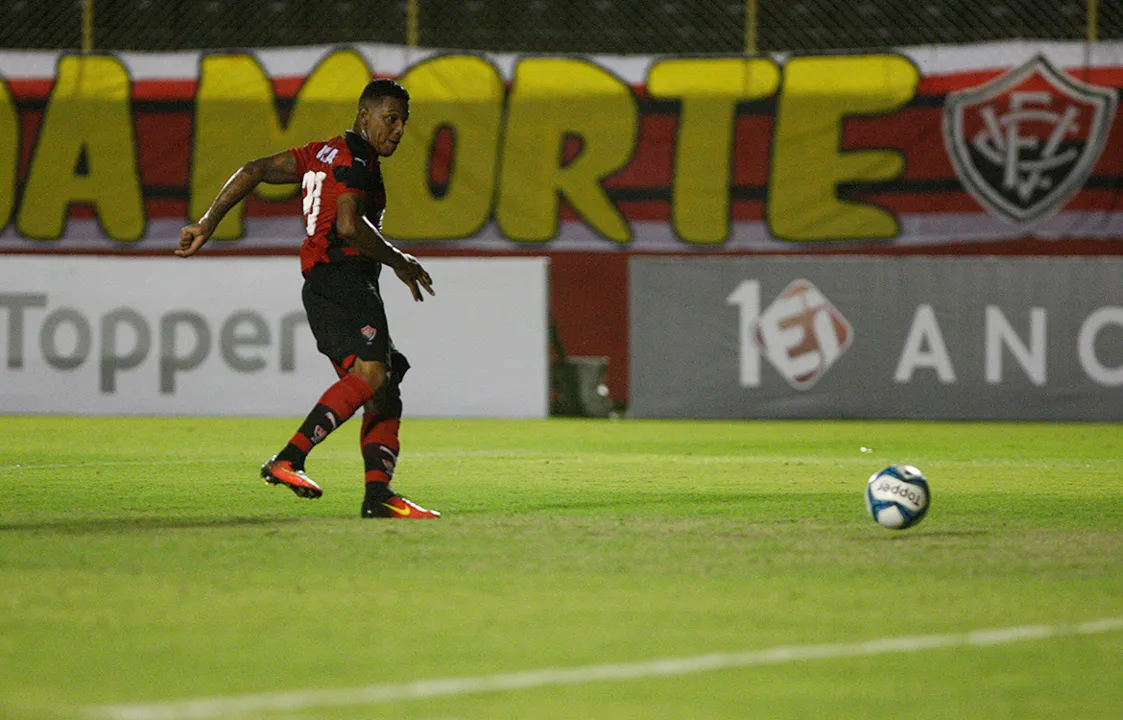 David titubeou no início do jogo e logo atraiu vaias. Mas em momento algum se escondeu em campo. O gol inaugural deu a tranquilidade que precisava