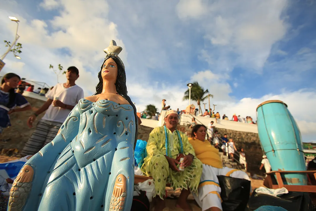 As homenagens a Iemanjá atraem uma multidão ao Rio Vermelho, que leva suas oferendas à 'rainha do mar'