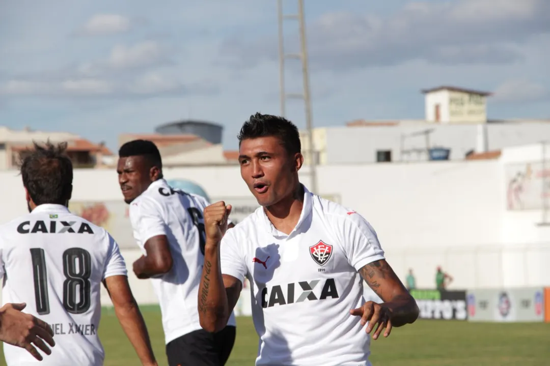 Kieza durante comemoração do primeiro gol