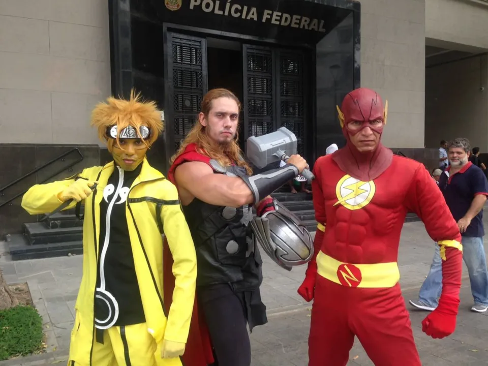 Fantasiados aguardavam a chegada de Eike na porta da PF