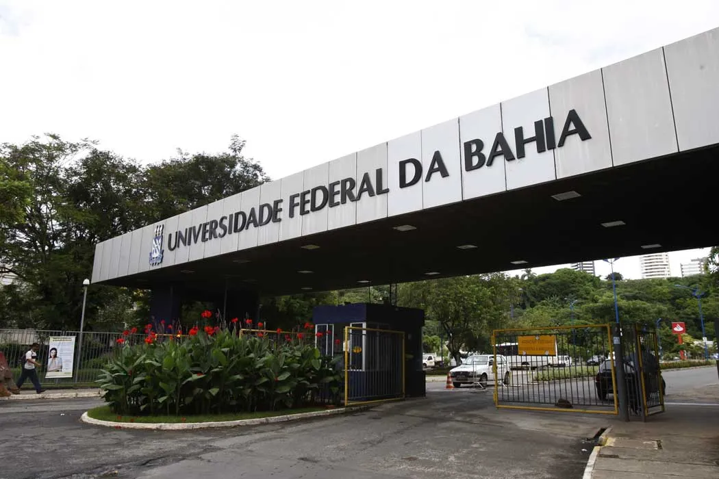 Medida de segurança é adotada na portaria principal do campus