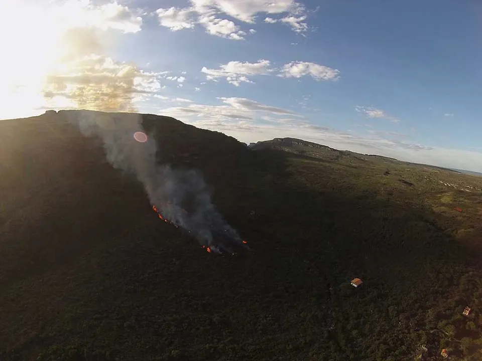Brigadistas e Bombeiros atuam no combate das chamas