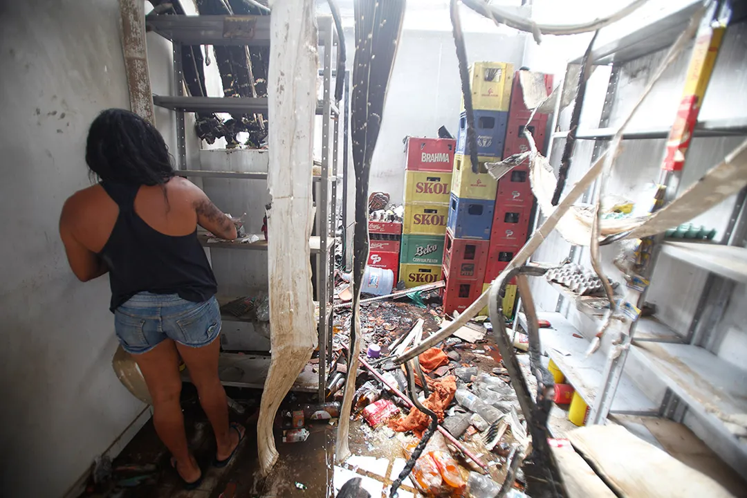 Bar funcionava na casa da família. O imóvel estava sendo saqueado após incêndio