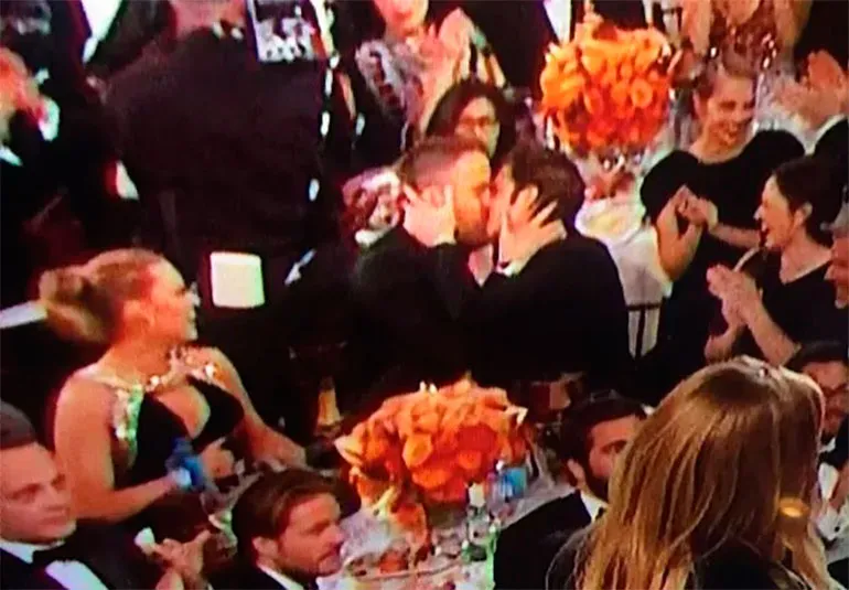 Internautas brincam com beijo de atores