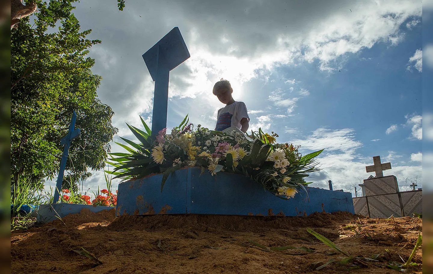 Os sepultamentos das vítimas do massacre no Complexo Penitenciário Anísio Jobim começaram a ocorrer na quarta-feira, 4
