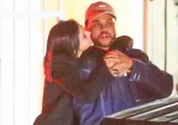 Selena Gomez e The Weeknd são fotografados aos beijos