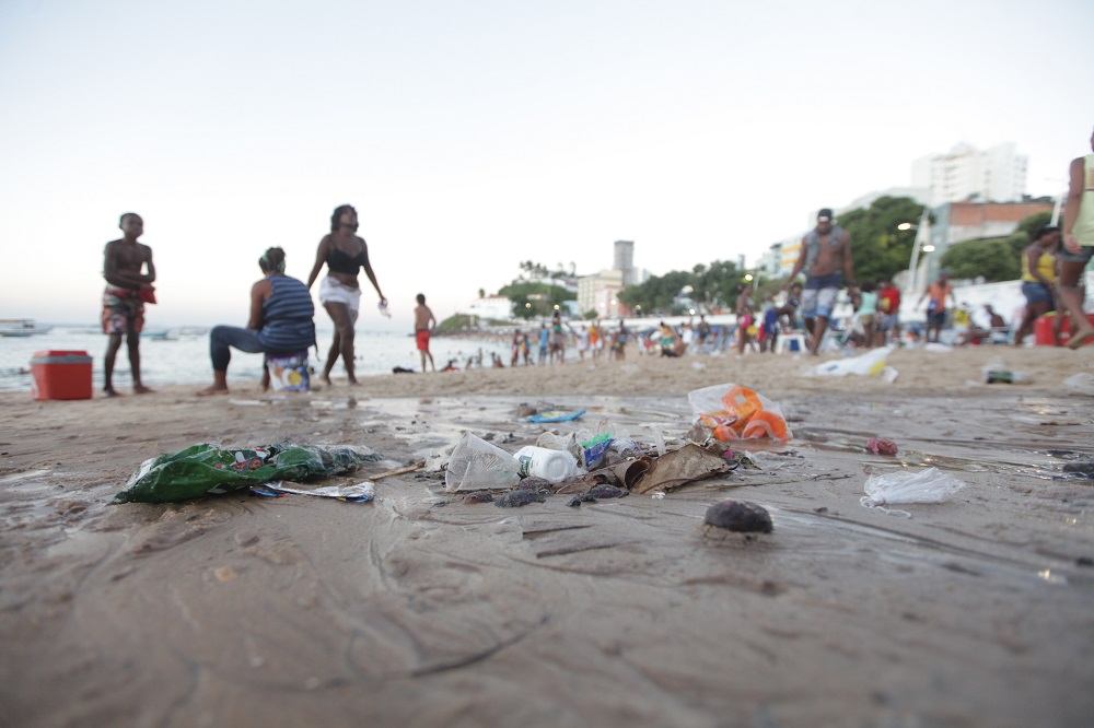 Praias de Salvador sofrem com poluição