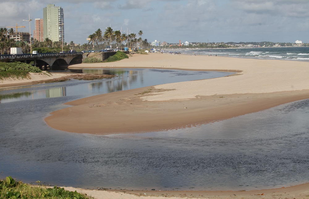 Praias de Salvador sofrem com poluição