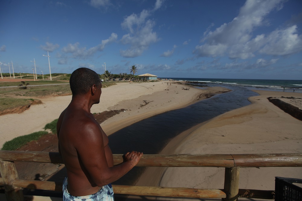 Praias de Salvador sofrem com poluição