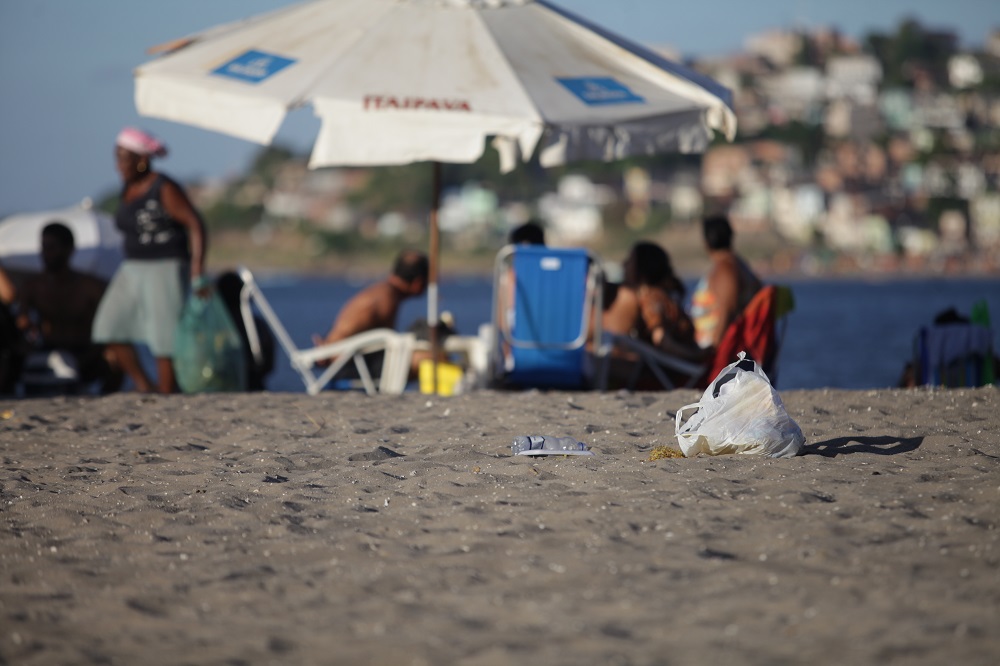 Praias de Salvador sofrem com poluição