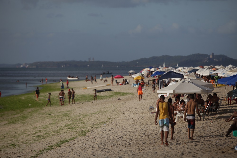 Praias de Salvador sofrem com poluição