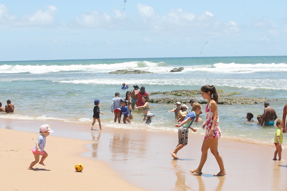 Praias de Salvador sofrem com poluição