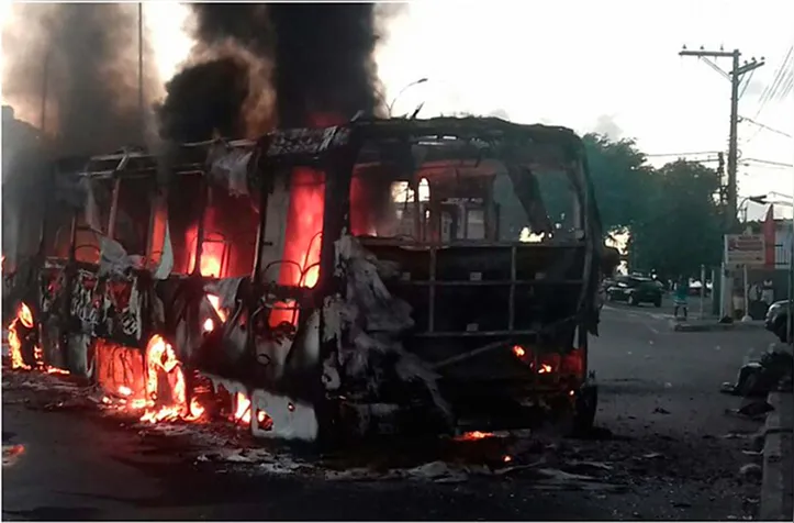 Imagem ilustrativa da imagem Suspeito de atear fogo em ônibus é preso em Simões Filho