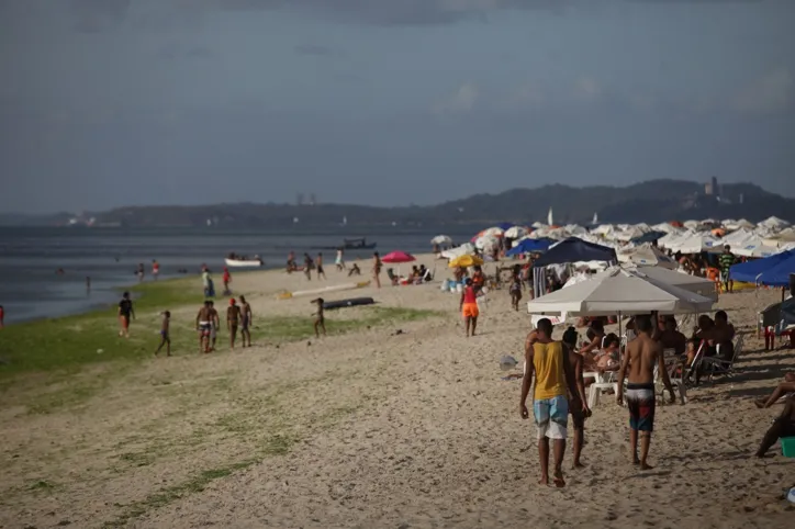 Praias de Salvador sofrem com poluição
