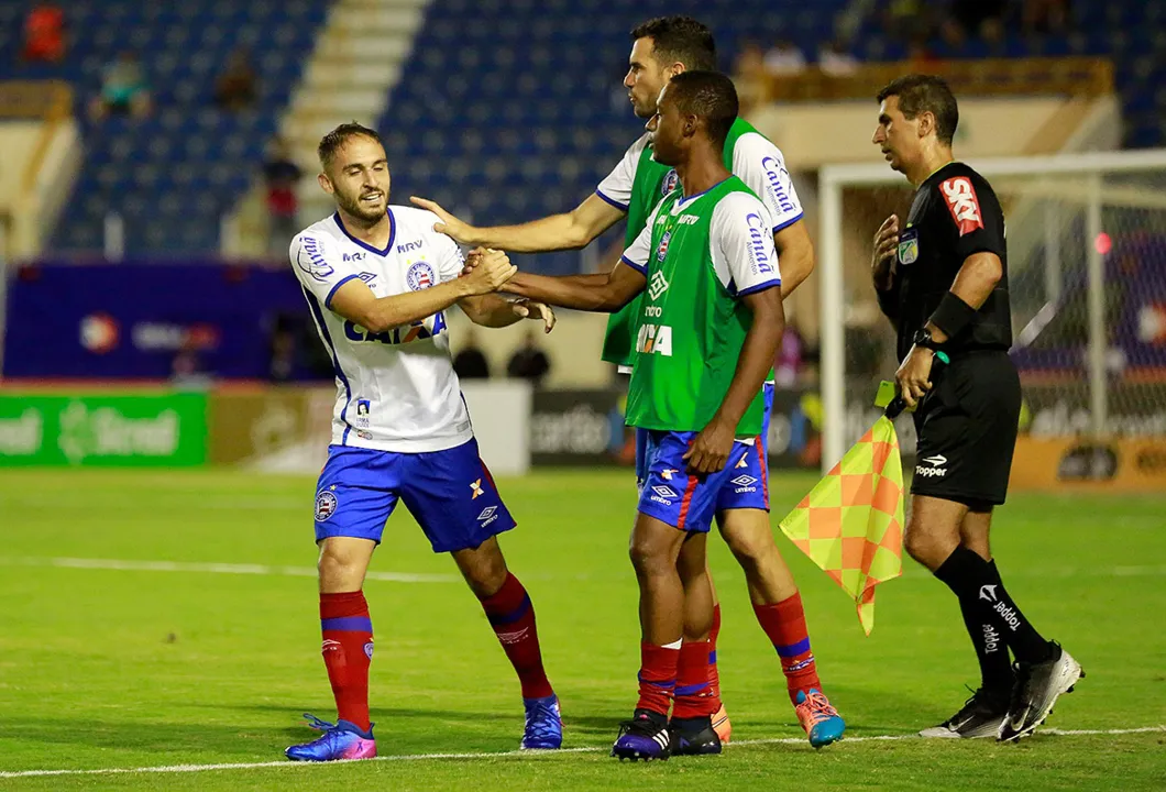 Régis comemora após abrir o placar para o Esquadrão