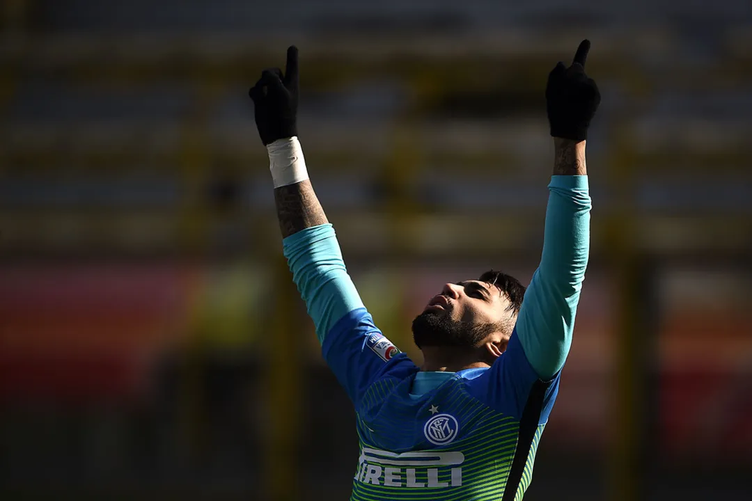 Gabriel Barbosa celebra seu primeiro gol no time italiano