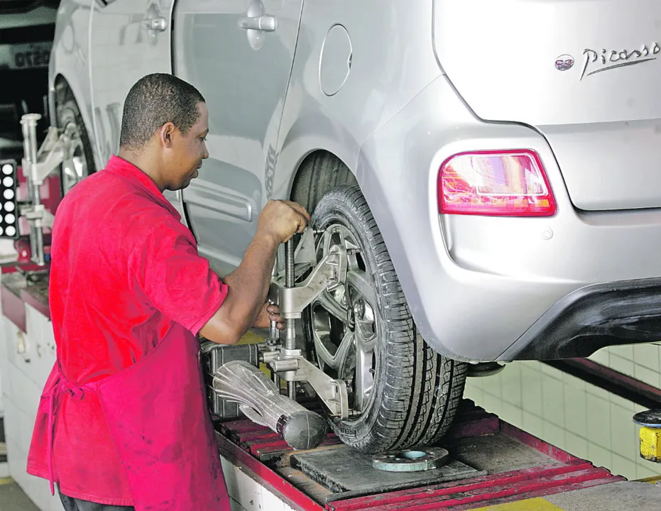 Os pneus tracionados gastam mais; o rodízio deve ser feito em oficina