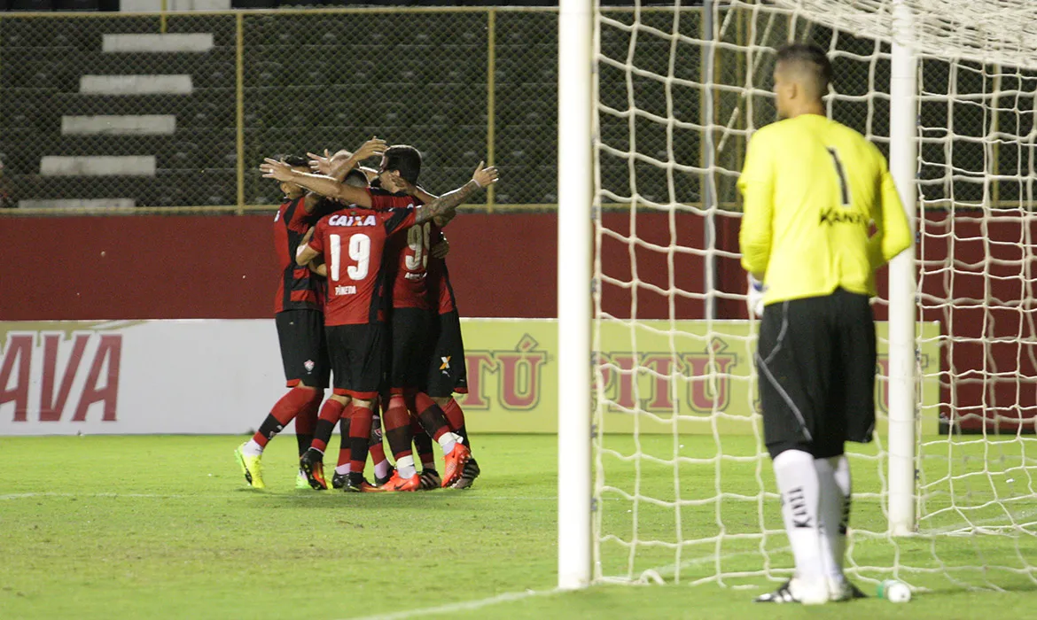 Jogadores comemoram um dos gols do Vitória