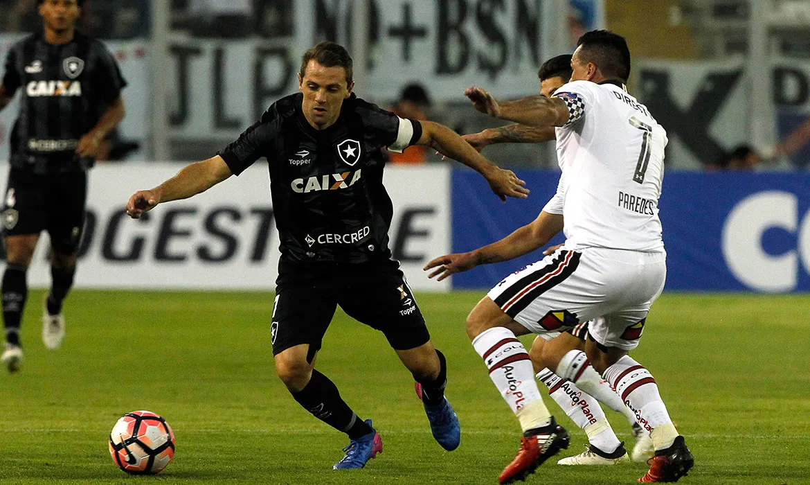 Montillo passa por dois jogadores do Colo Colo