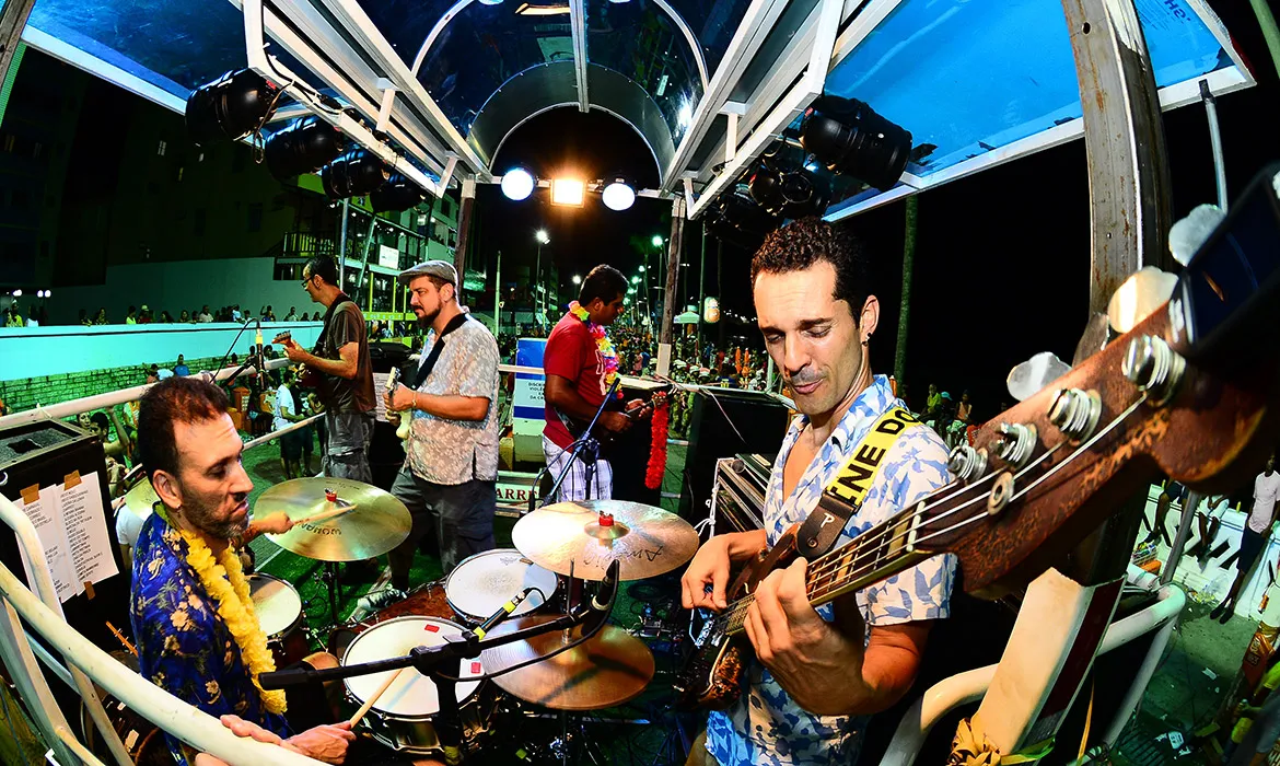 Retrofoguetes apresentar canções da folia