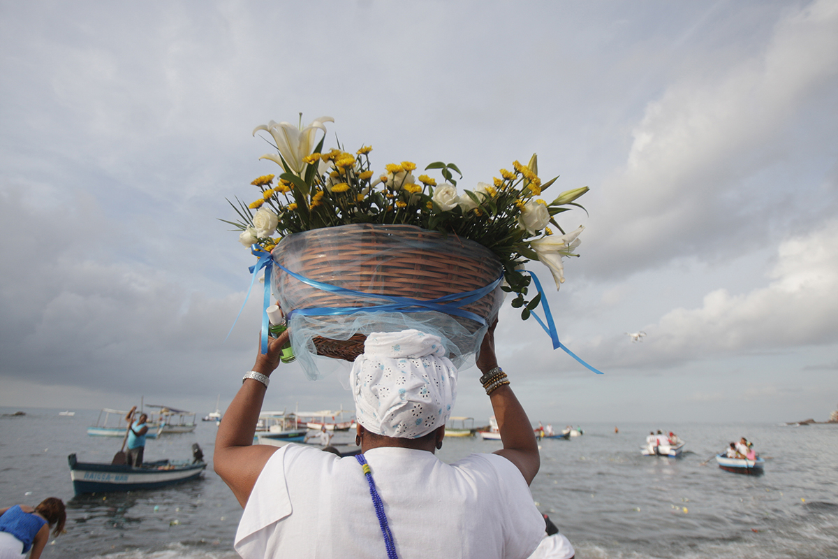 Baianos e turistas festejam dia de Iemanjá no Rio Vermelho