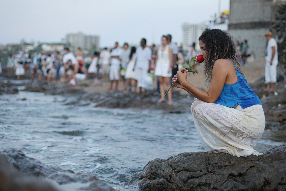 Baianos e turistas festejam dia de Iemanjá no Rio Vermelho