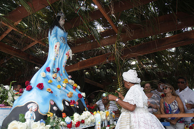 Baianos e turistas festejam dia de Iemanjá no Rio Vermelho