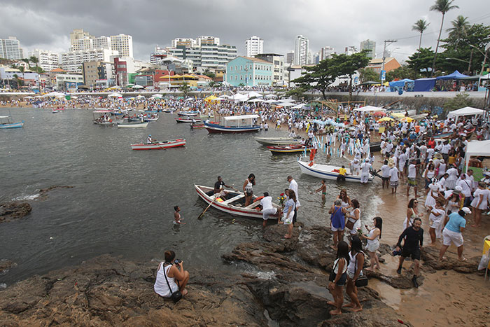 Baianos e turistas festejam dia de Iemanjá no Rio Vermelho