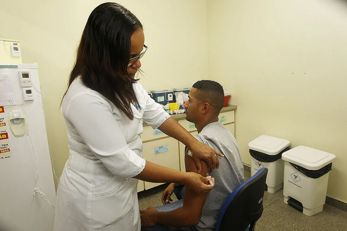 Vacinação contra a doença no 5º Centro de Saúde, em Salvador