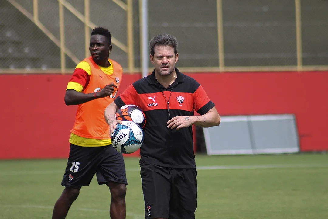 Desde que Argel colocou o zagueiro Kanu no time titular, o Vitória passou a sofrer menos gols