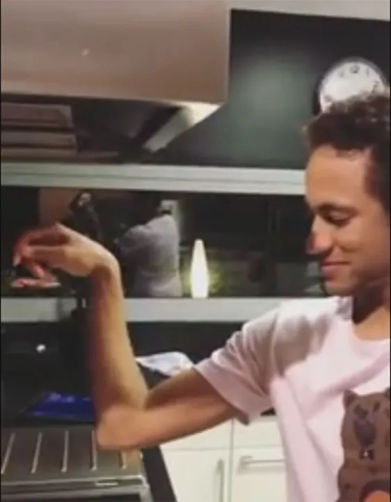 Astro mostrou um jeito descontraído na hora de colocar sal na comida