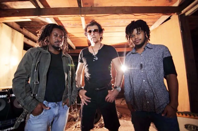 Banda é formada pelos músicos Petão, Geo Benjamin e Állefe
