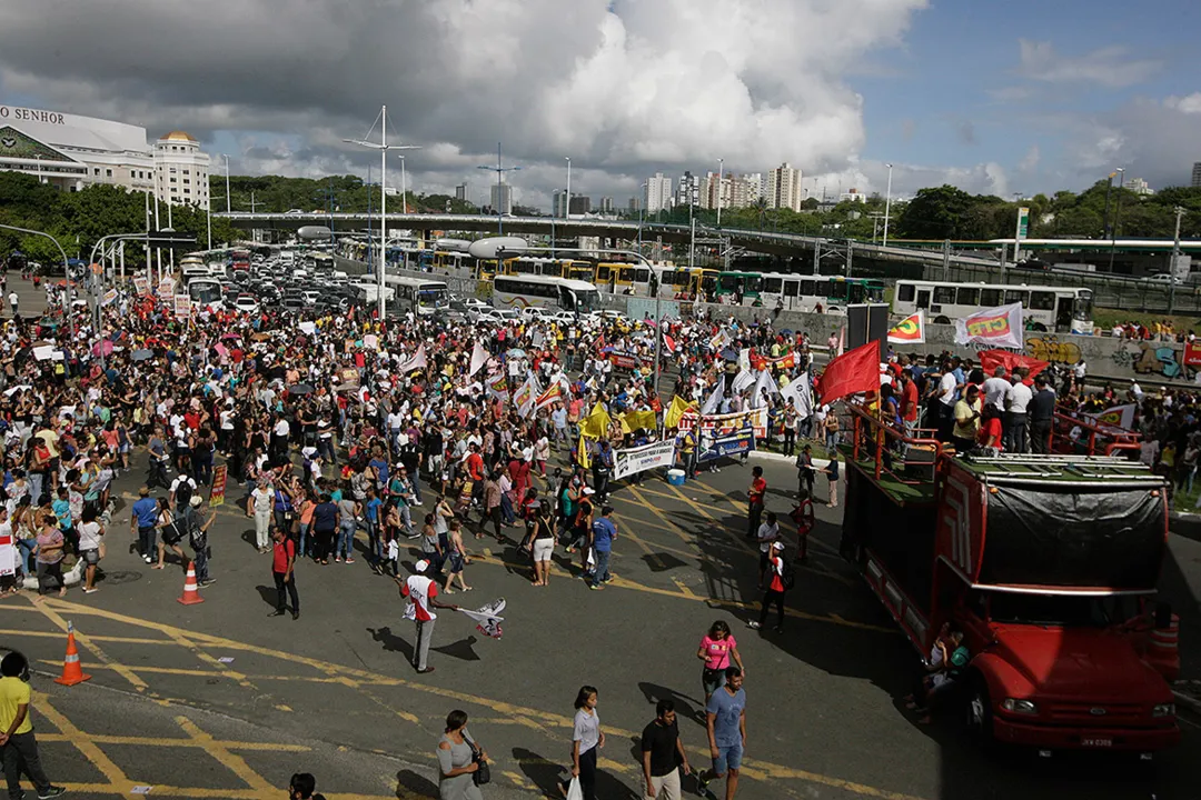 Ato público de ontem ocupou pistas na região do Iguatemi, com utilização de carro de som, faixas e bandeiras