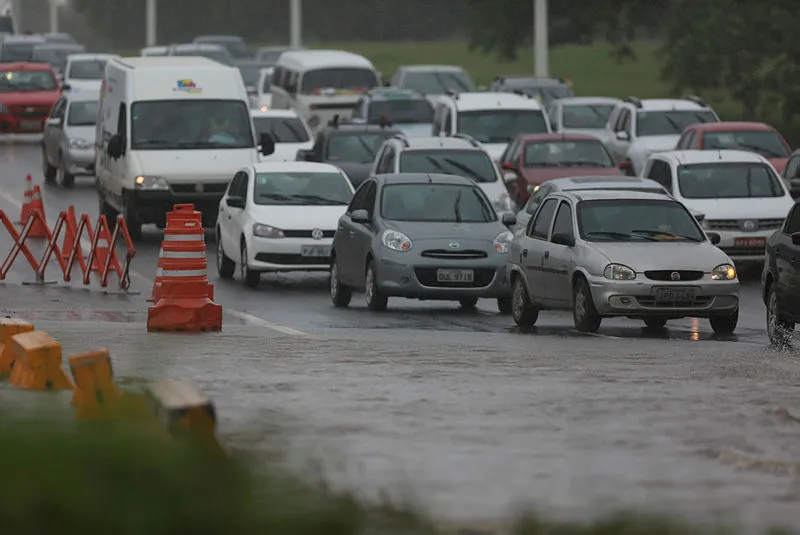 Motoristas encontram alagamento na Paralela