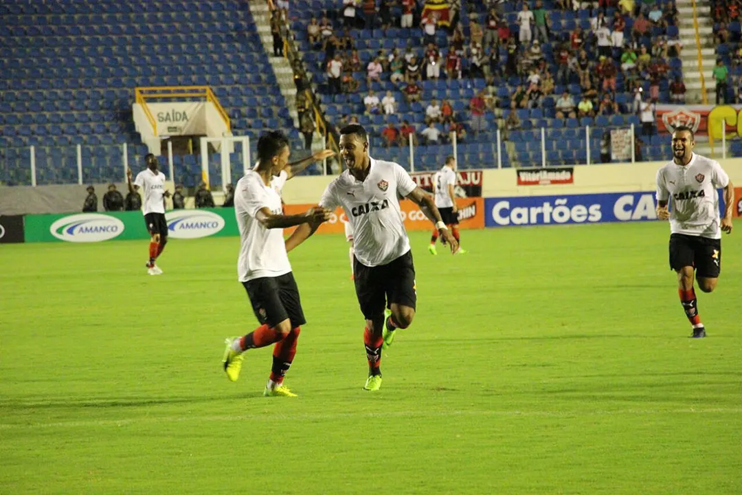 Kieza celebra com David, autor do segundo gol