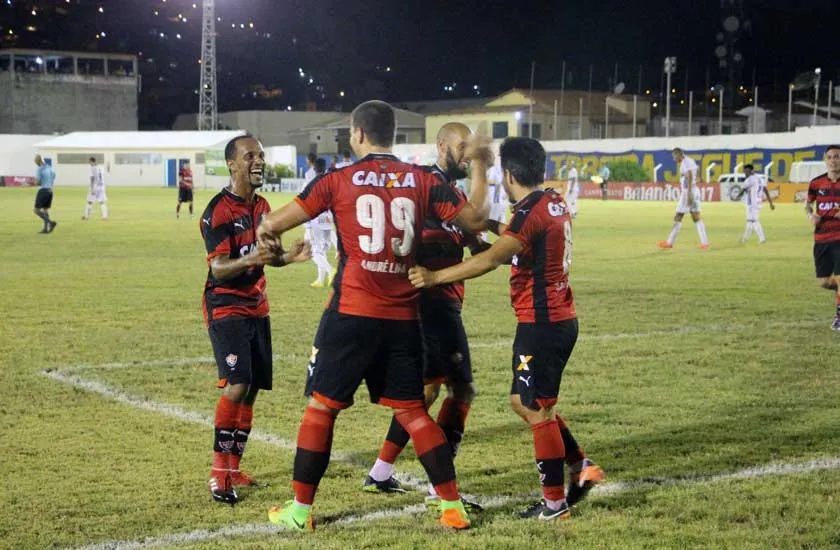 Jogadores do Vitória comemoram mais um triunfo no Baianão