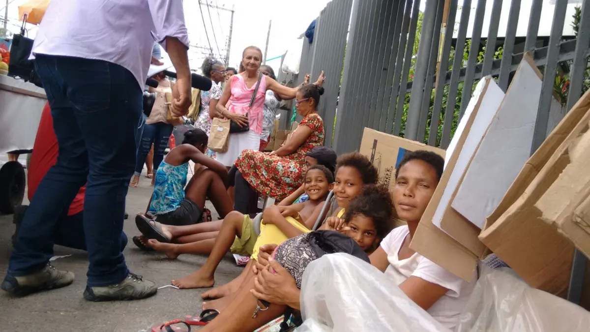 Família Santos de Jesus dorme na fila para conseguir marcar consultas