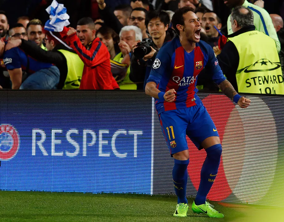 Destaque do jogo, Neymar vibra com a torcida no Camp Nou Em virada histórica