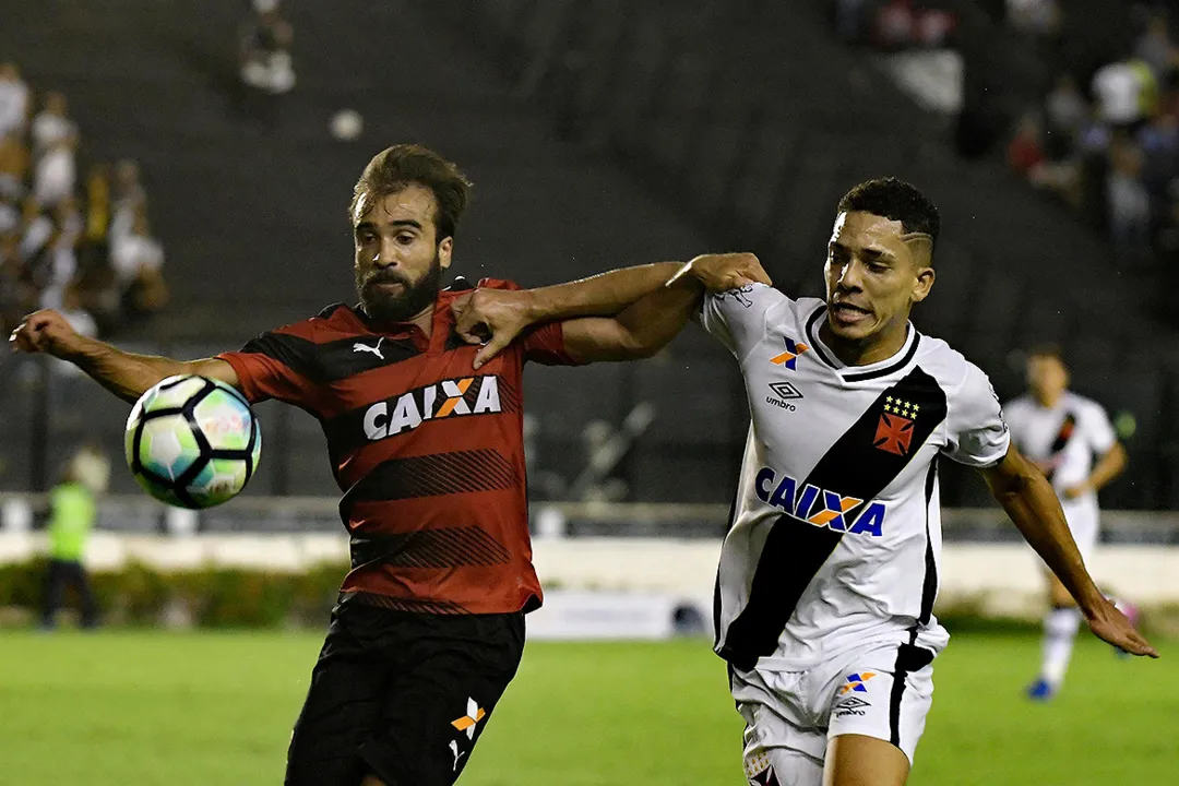 Gabriel Xavier disputa a bola com o jogador do Vasco