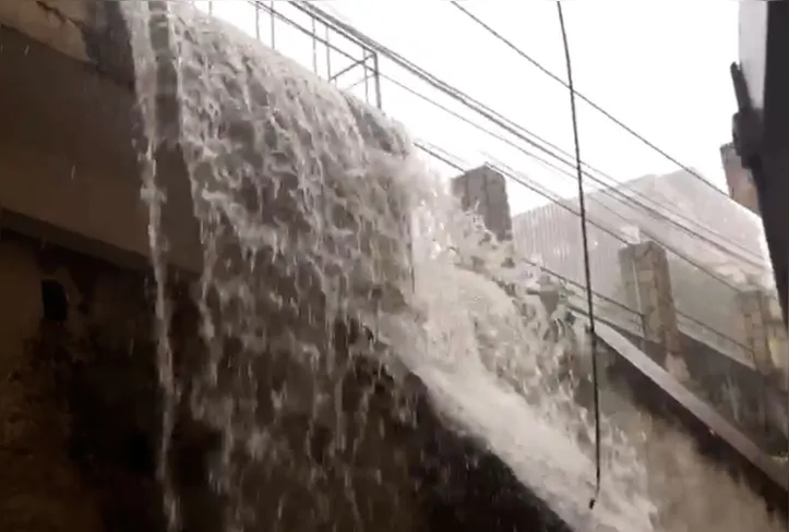 Imagem ilustrativa da imagem Chuva alaga abrigo e idosos são retirados carregados de quartos