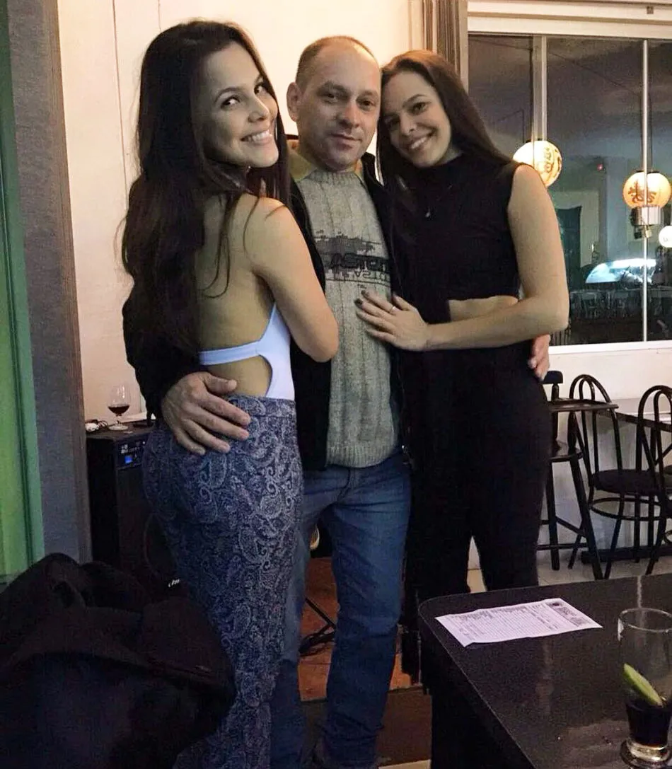 As gêmeas Emilly e Mayla ao lado do pai Volnei Alves