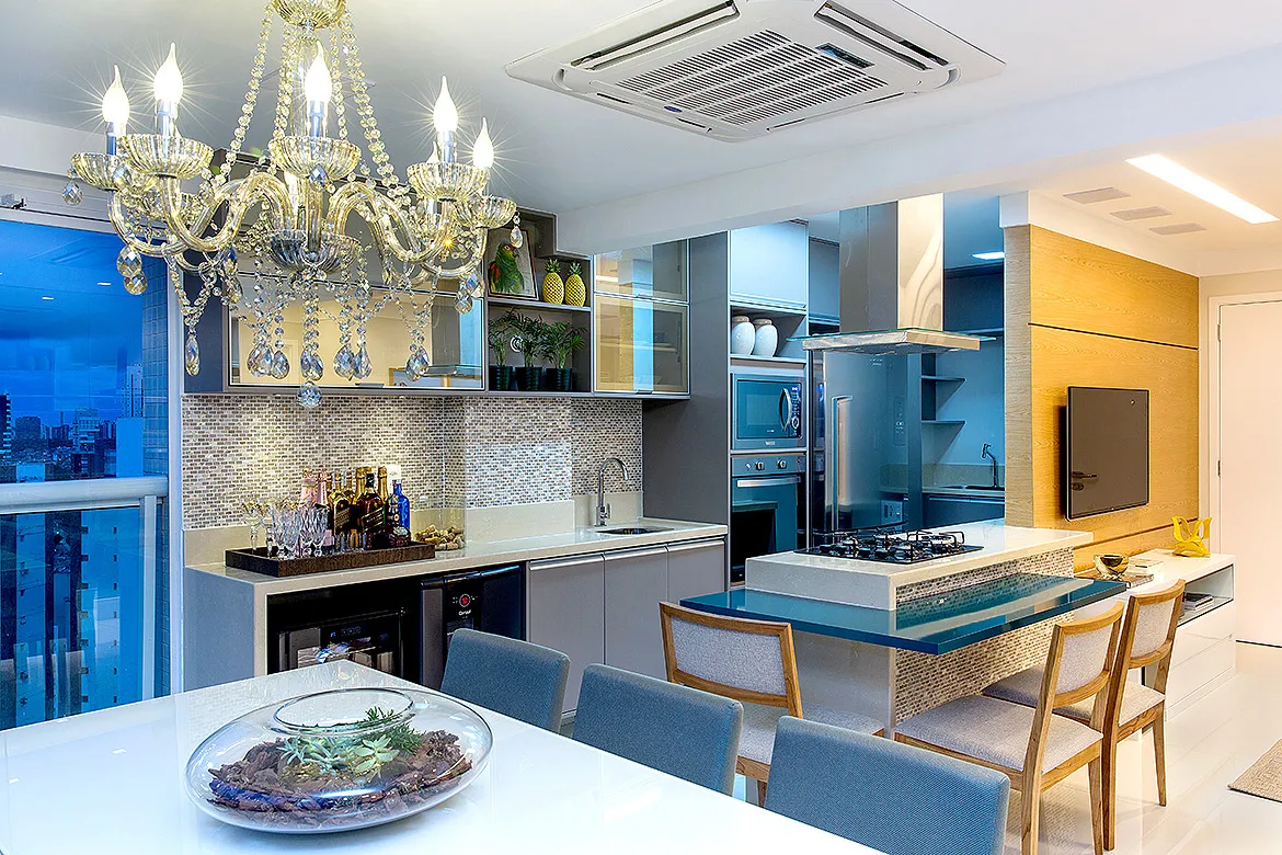 Projeto de Rebecca Gonzaga integra sala com a cozinha