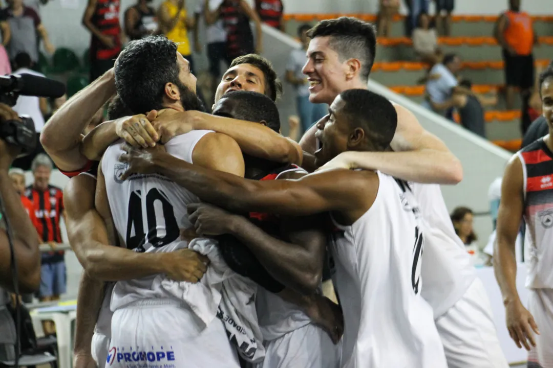 Os companheiros abraçaram André logo após a cesta vencedora