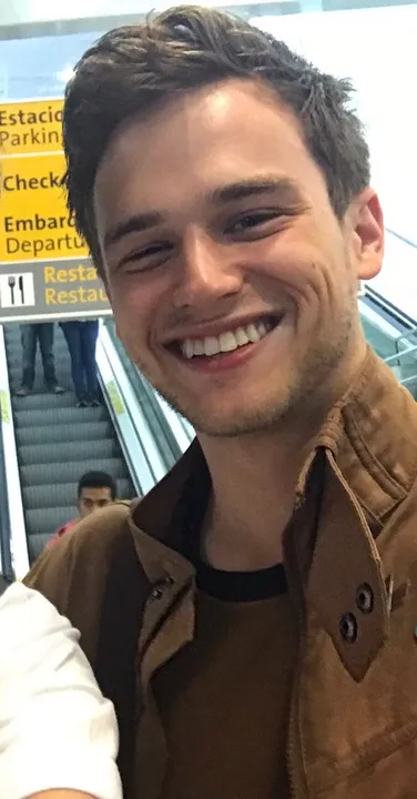 Brandon foi assediado ao desembarcar no aeroporto