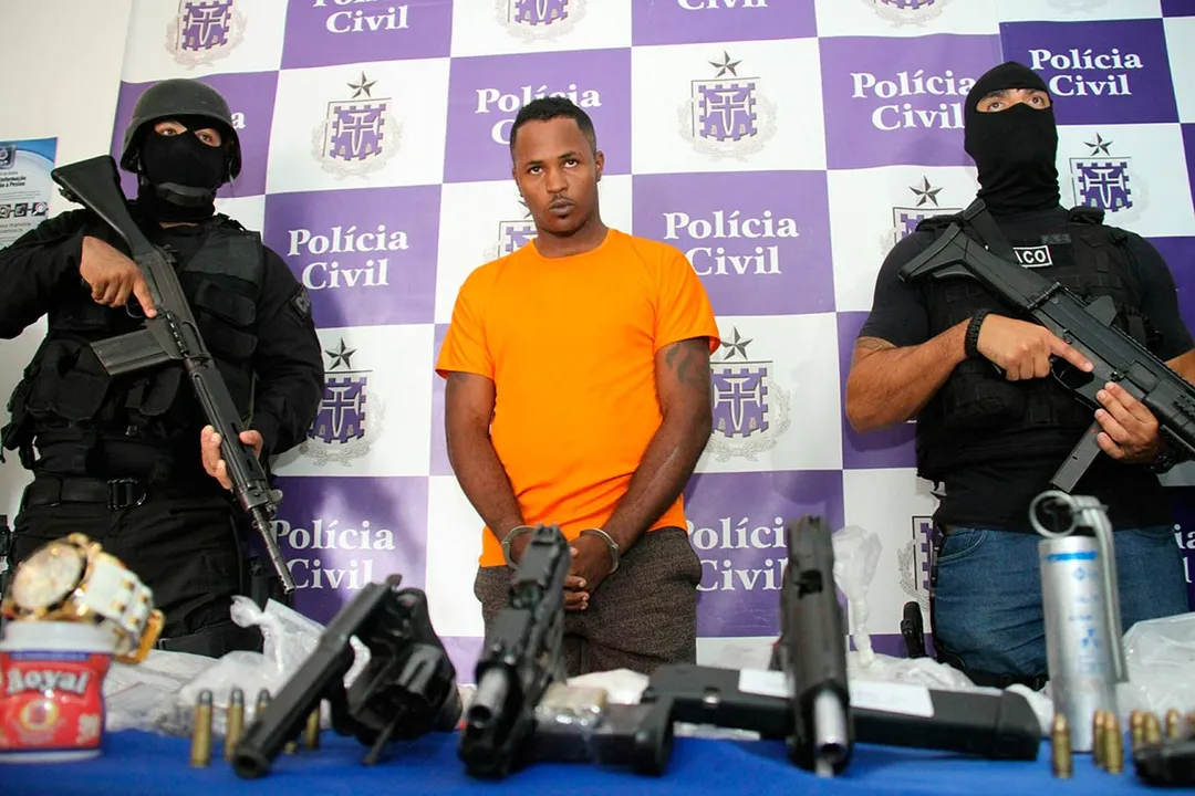 Jair vai responder por tráfico de drogas, porte ilegal de arma e formação de quadrilha