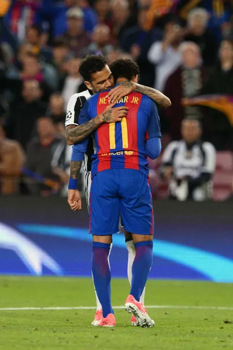 Daniel Alves consola Neymar após Juve eliminar o Barça